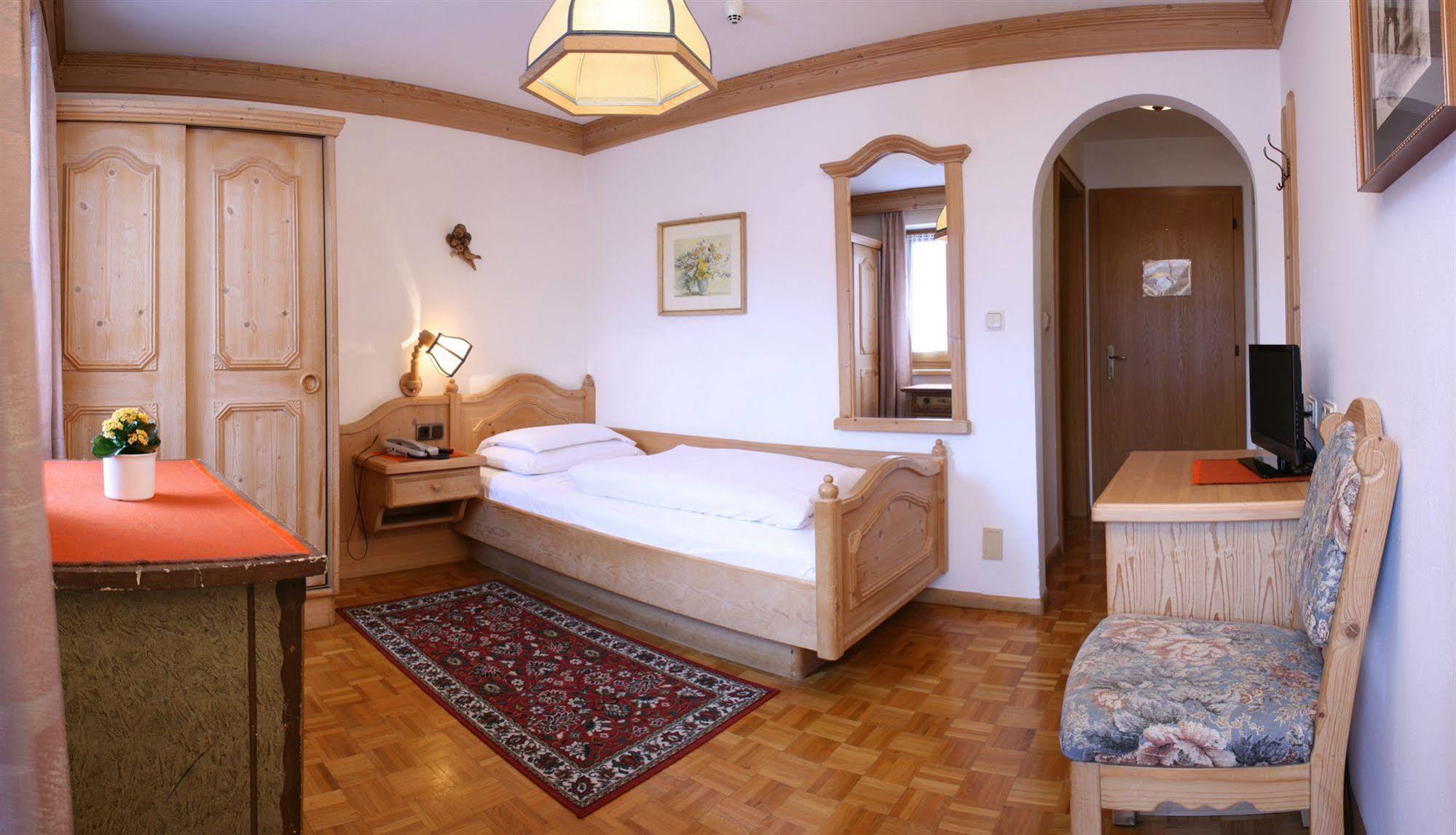 Hotel Dolomiti Madonna Ortisei Bagian luar foto