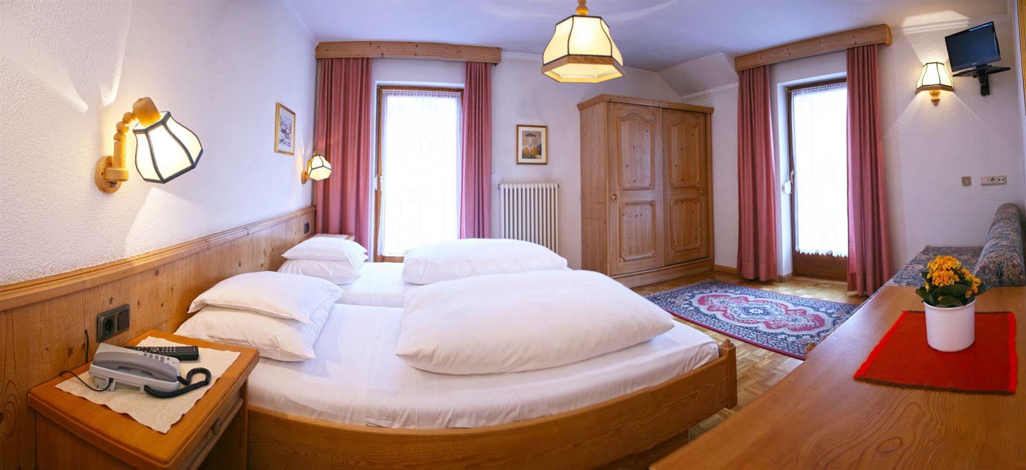 Hotel Dolomiti Madonna Ortisei Bagian luar foto
