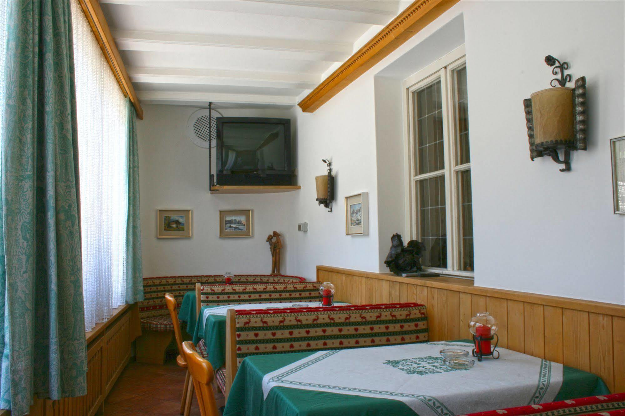 Hotel Dolomiti Madonna Ortisei Bagian luar foto